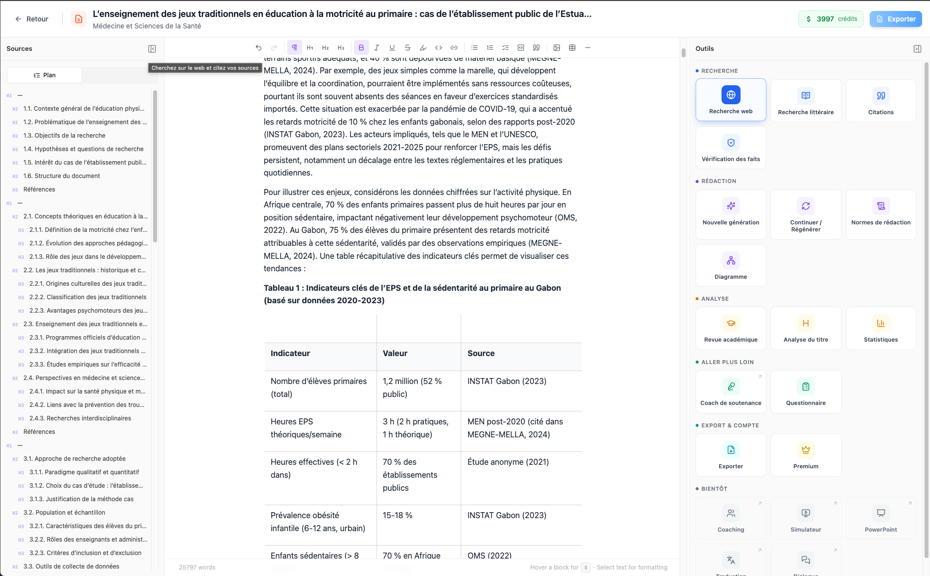L'éditeur Martha IA : le plan du document à gauche, le texte au centre avec un tableau et des références, et le panneau d'outils à droite.